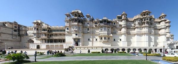 800px-City_Palace_Udaipur_Front.jpg