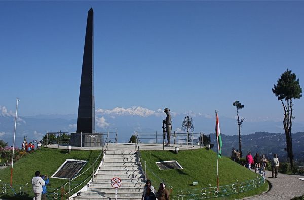 Darjeeling_War_Memorial,_at_Batasia_Loop,_Darjeeling,.jpg